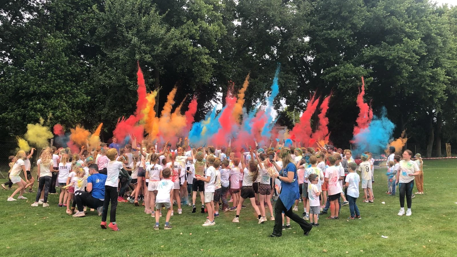 Juni - Een kleurrijk speltakel !