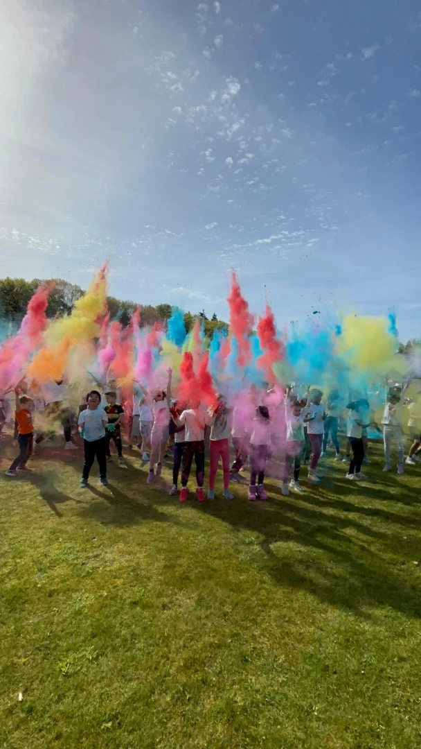 Koningsspelen, speurtocht, een stormbaan, een fietsactiviteit, crazy race, insectenhotel versieren, een hyrox clinic, aan de slag met microscopen en meer in april 2026