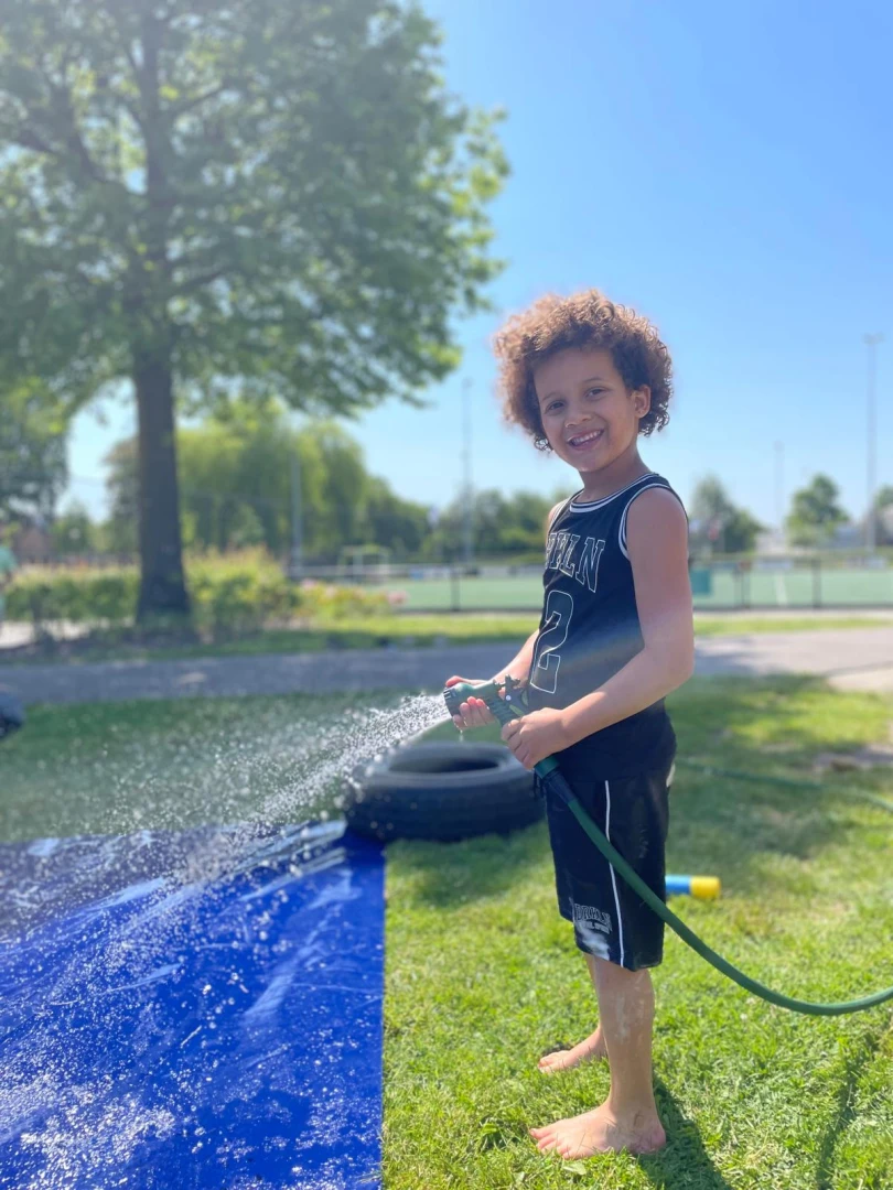 De temperaturen stijgen, dat betekent maar één ding: buikschuiven, waterspelletjes en ijsjes eten: dit was mei bij de BSO! 