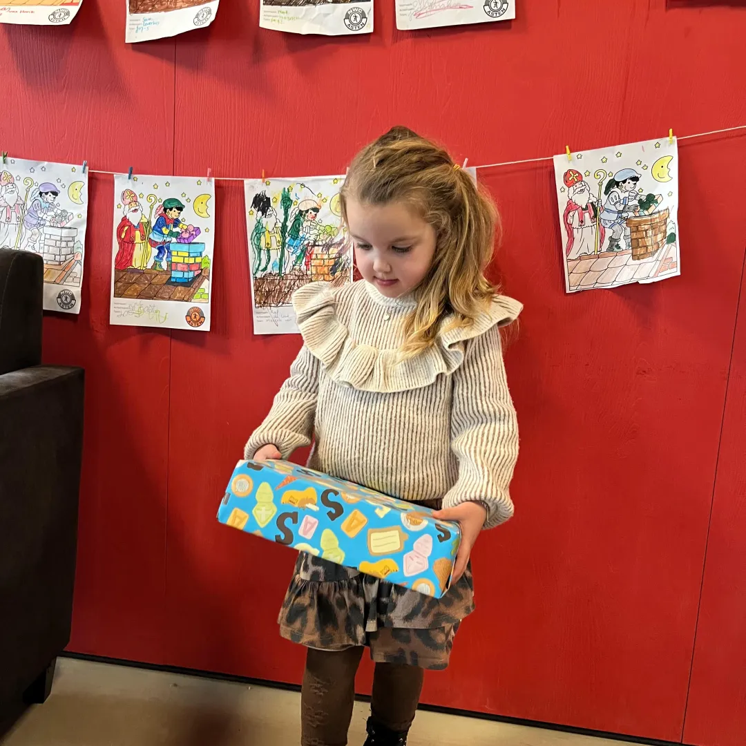 Sinterklaas cadeautjes uitpakken